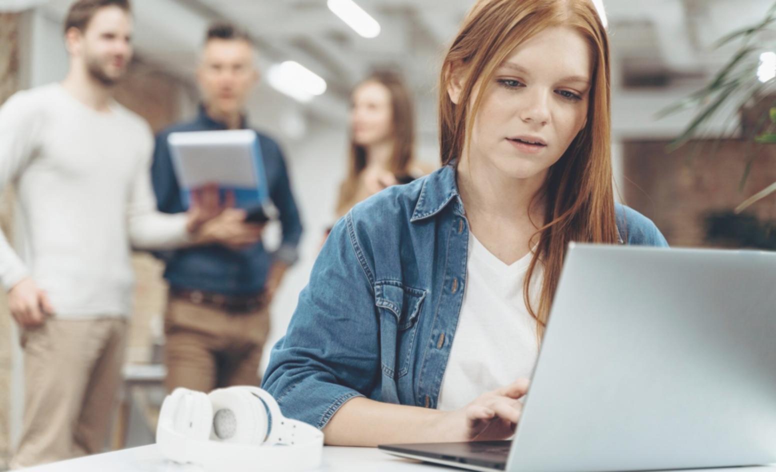 Persona trabajando con documentos financieros y calculadora
