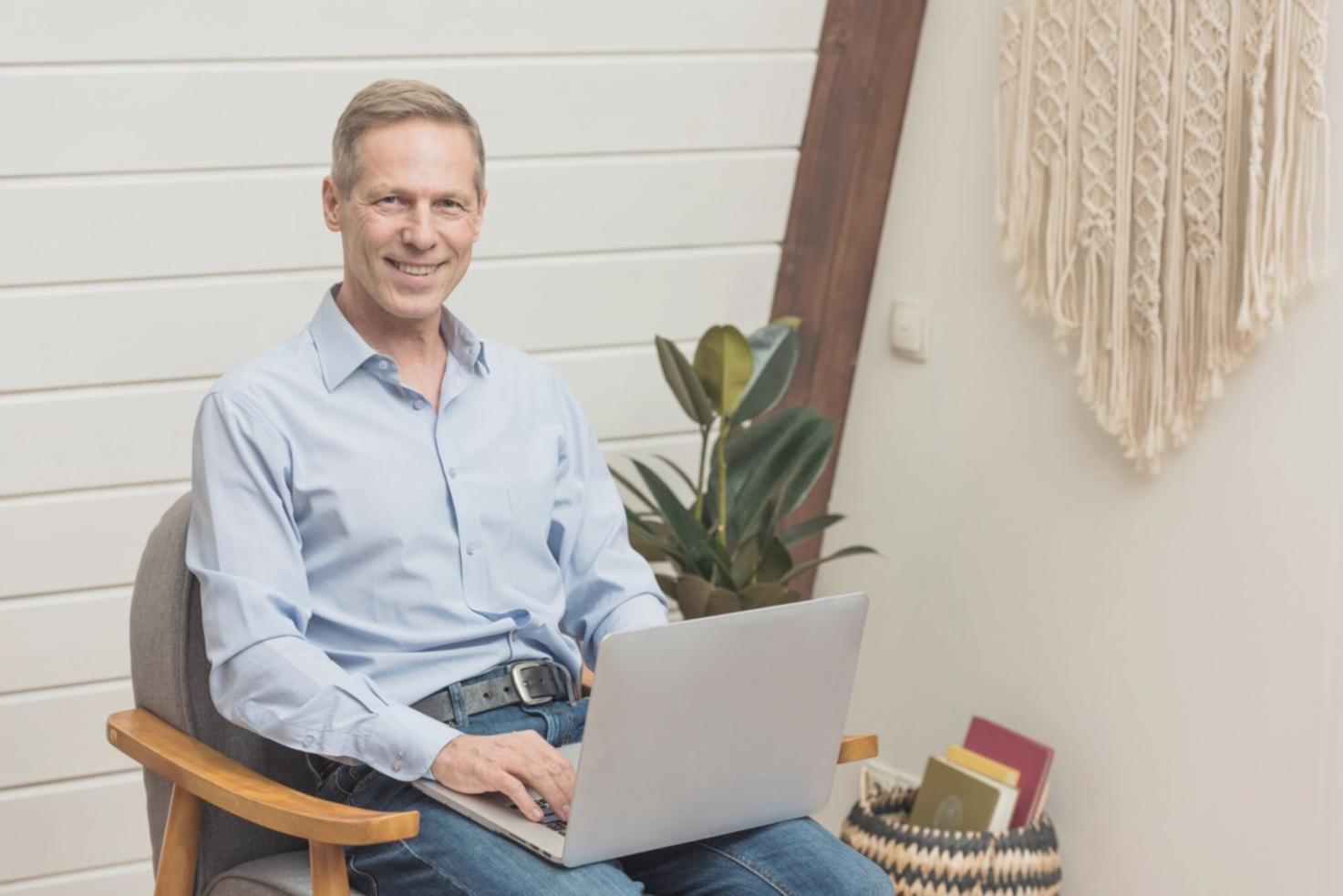 Espacio de trabajo moderno con análisis financiero en desarrollo